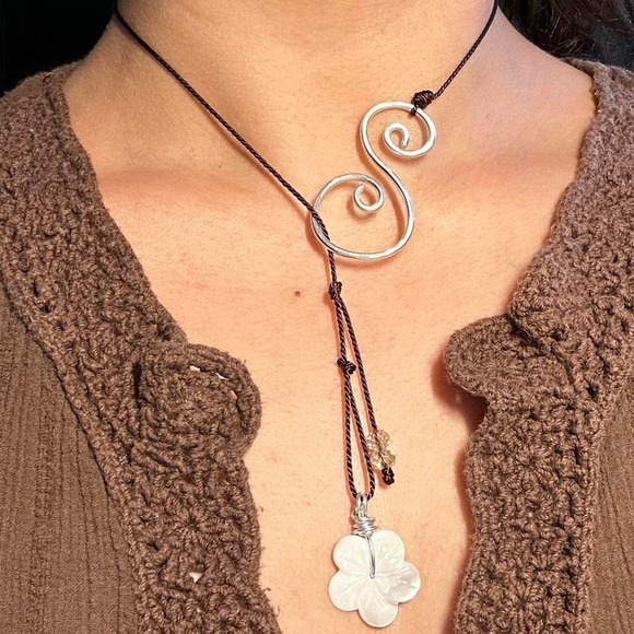 Jewelry - Wire and mother of pearl flower boho lariat